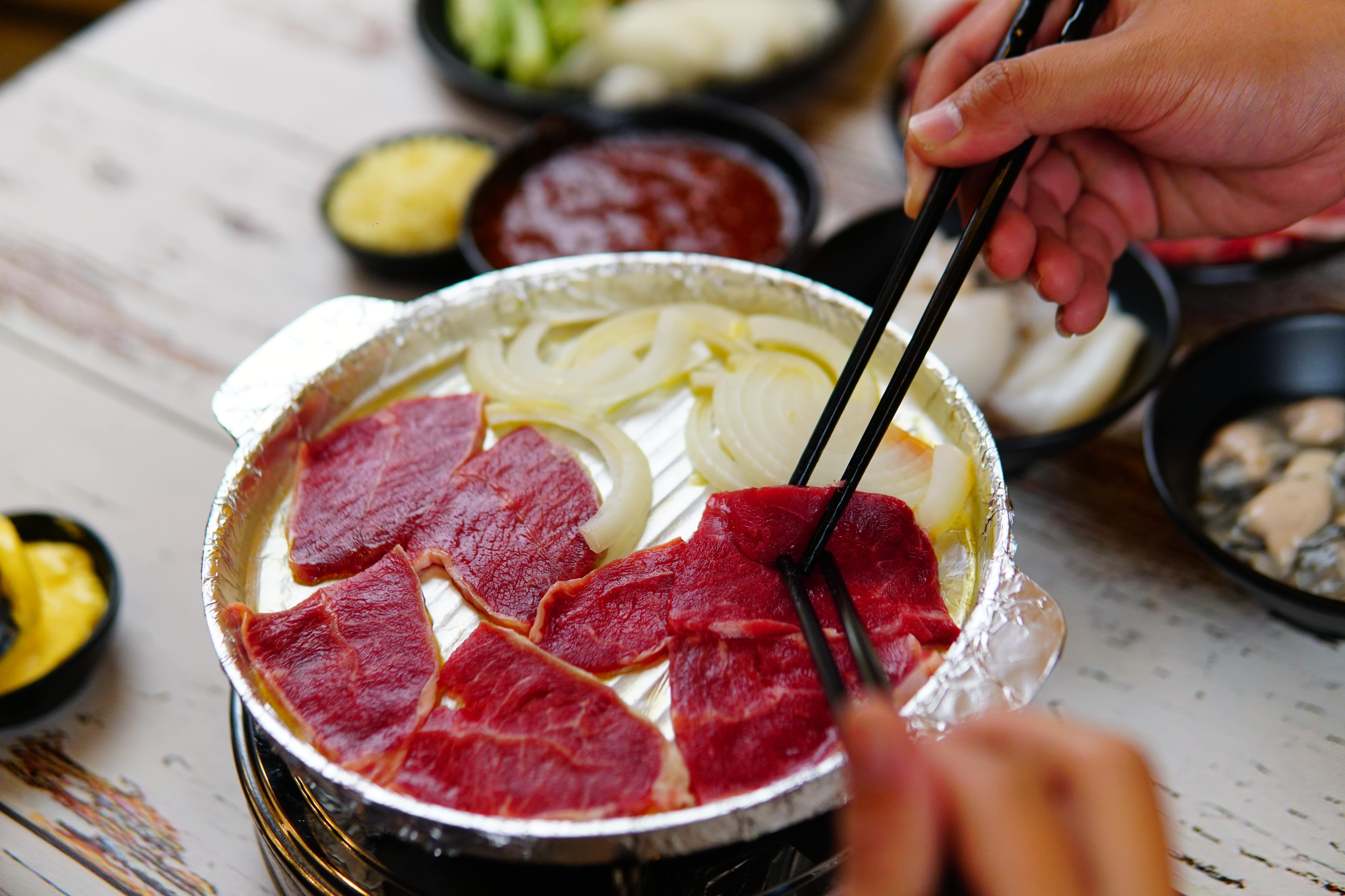 Bò nướng cùng hành tây